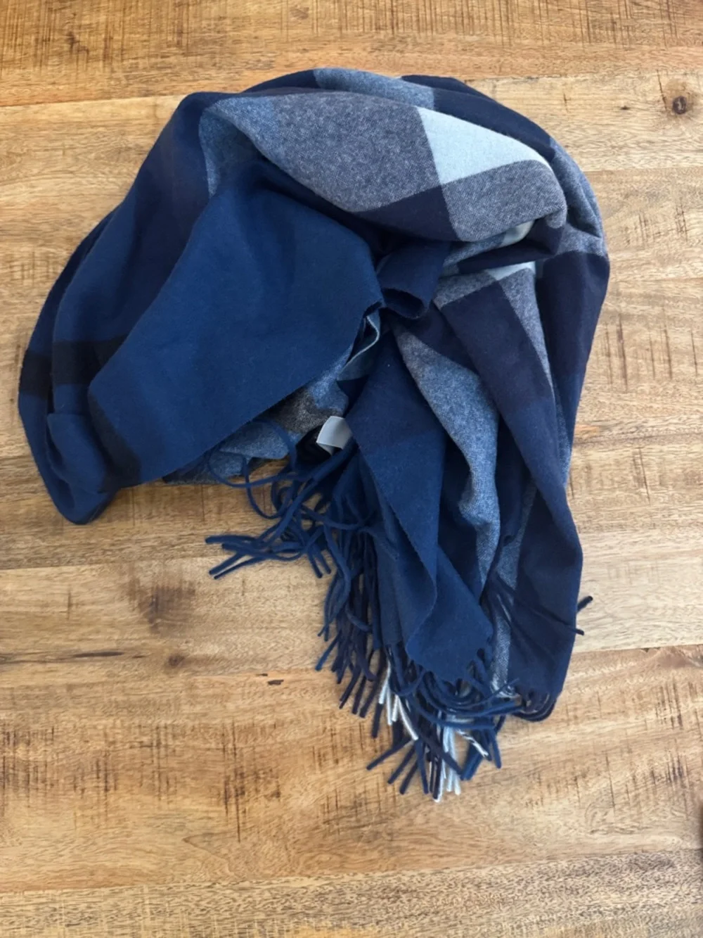 NORDSTROM 100% cashmere Men's Navy blue and Gray Plaid check 67 x 27 inch Scarf